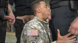 Порно видео сосать армейский солдат